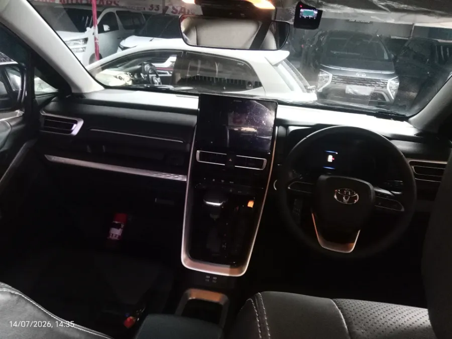 Foto Mobil Bekas Dashboard Toyota Kijang Innova 2.0 Zenix Q HV CVT TSS tahun 2023