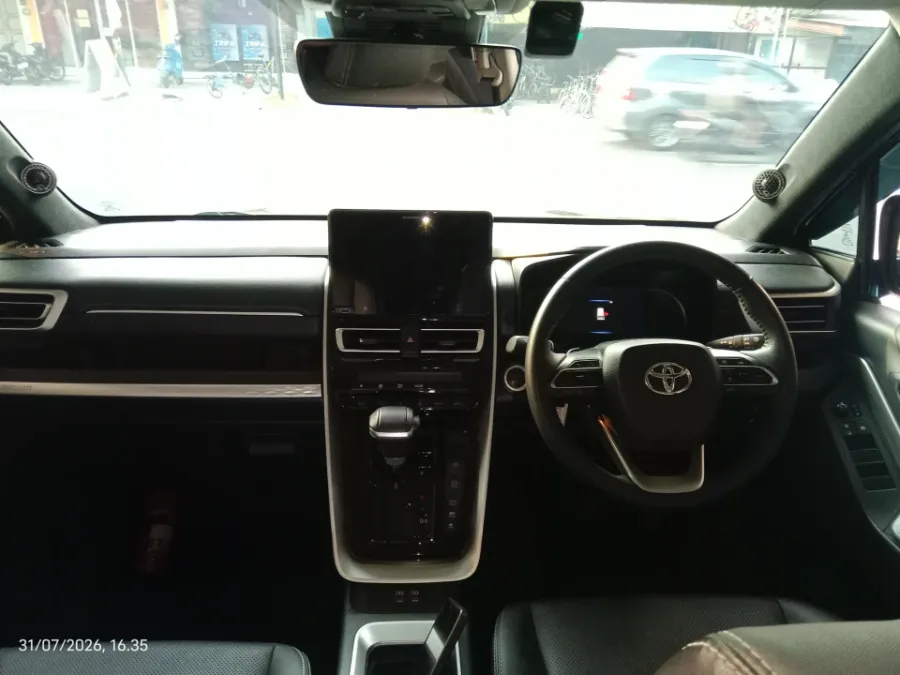 Foto Mobil Bekas Dashboard Toyota Kijang Innova 2.0 Zenix Q HV CVT TSS tahun 2023