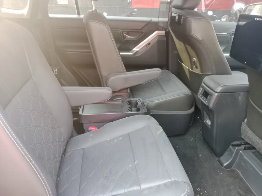 Foto Mobil Bekas Kabin Belakang Toyota Kijang Innova 2.0 Zenix Q HV CVT TSS tahun 2023