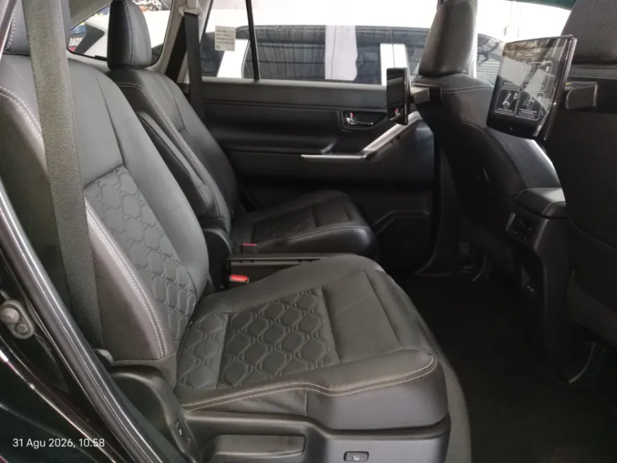 Foto Mobil Bekas Kabin Belakang Toyota Kijang Innova 2.0 Zenix Q HV CVT TSS tahun 2023