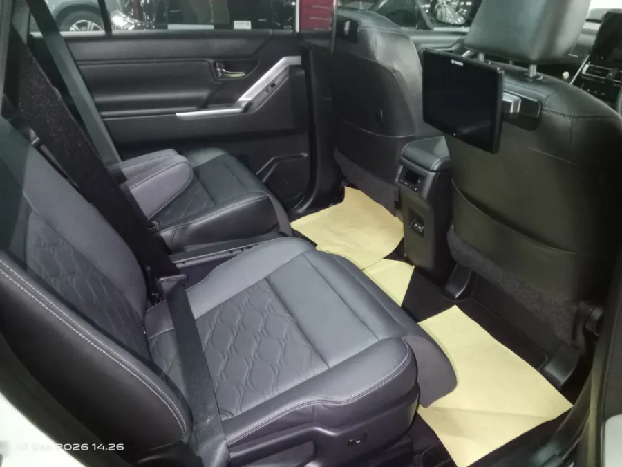 Foto Mobil Bekas Kabin Belakang Toyota Kijang Innova 2.0 Zenix Q HV CVT TSS tahun 2023