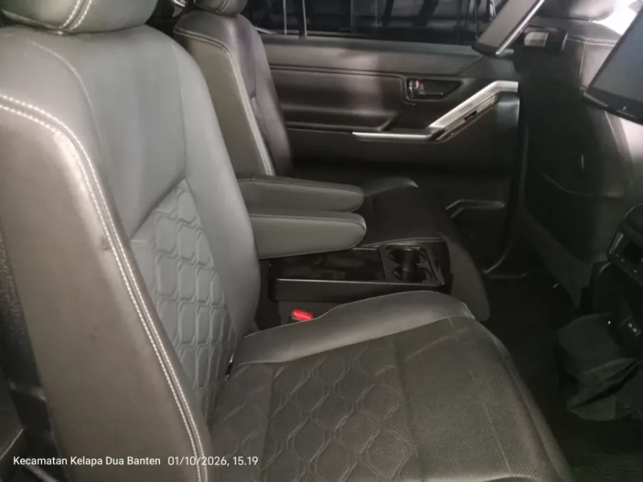 Foto Mobil Bekas Kabin Belakang Toyota Kijang Innova 2.0 Zenix Q HV CVT TSS tahun 2023