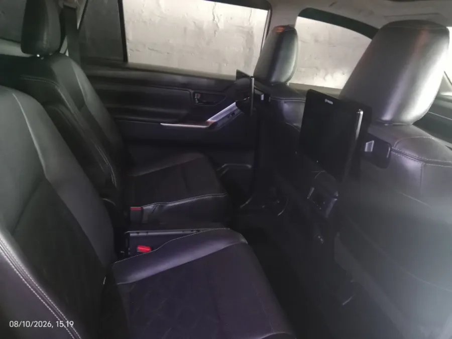 Foto Mobil Bekas Kabin Belakang Toyota Kijang Innova 2.0 Zenix Q HV CVT TSS tahun 2023