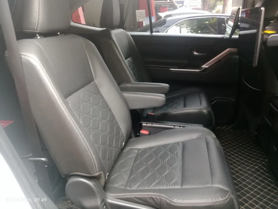 Foto Mobil Bekas Kabin Belakang Toyota Kijang Innova 2.0 Zenix Q HV CVT TSS tahun 2023