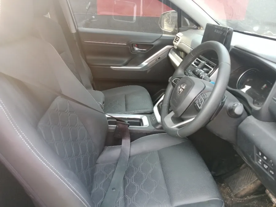 Foto Mobil Bekas Kabin Depan Toyota Kijang Innova 2.0 Zenix Q HV CVT TSS tahun 2023
