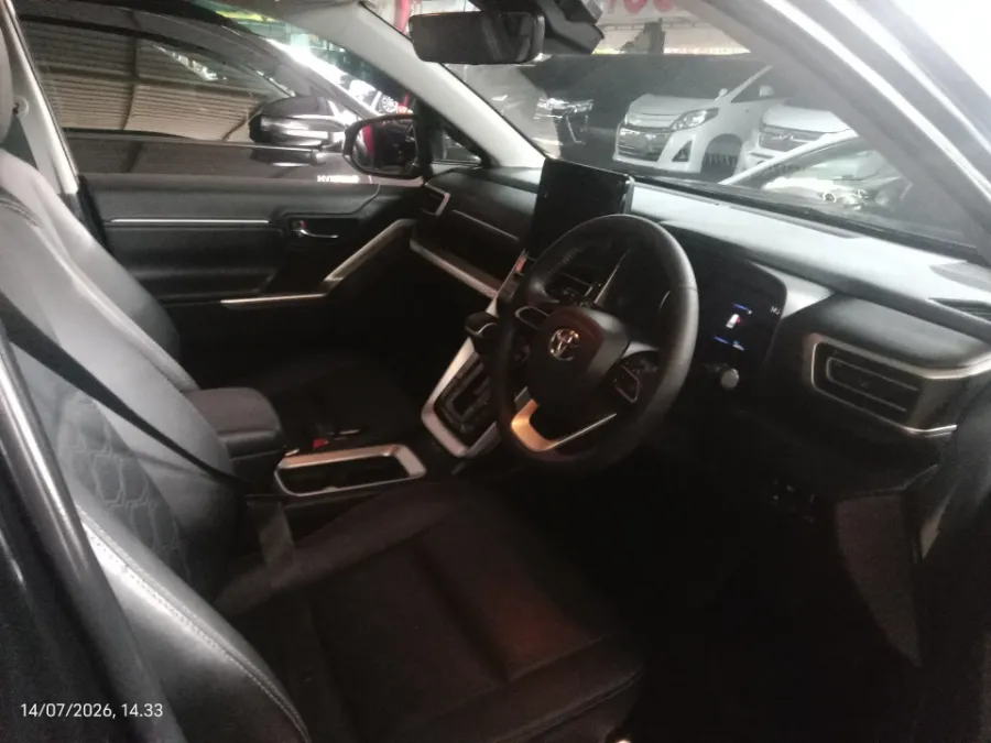 Foto Mobil Bekas Kabin Depan Toyota Kijang Innova 2.0 Zenix Q HV CVT TSS tahun 2023