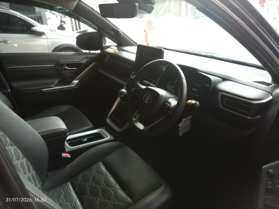 Foto Mobil Bekas Kabin Depan Toyota Kijang Innova 2.0 Zenix Q HV CVT TSS tahun 2023