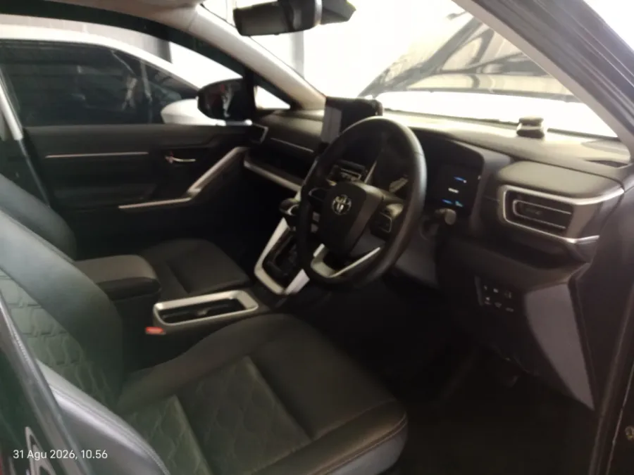 Foto Mobil Bekas Kabin Depan Toyota Kijang Innova 2.0 Zenix Q HV CVT TSS tahun 2023