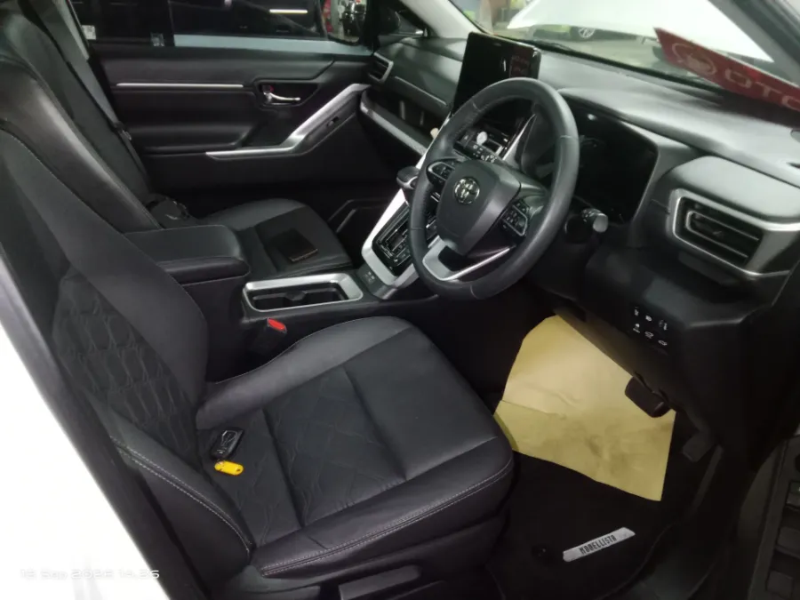 Foto Mobil Bekas Kabin Depan Toyota Kijang Innova 2.0 Zenix Q HV CVT TSS tahun 2023