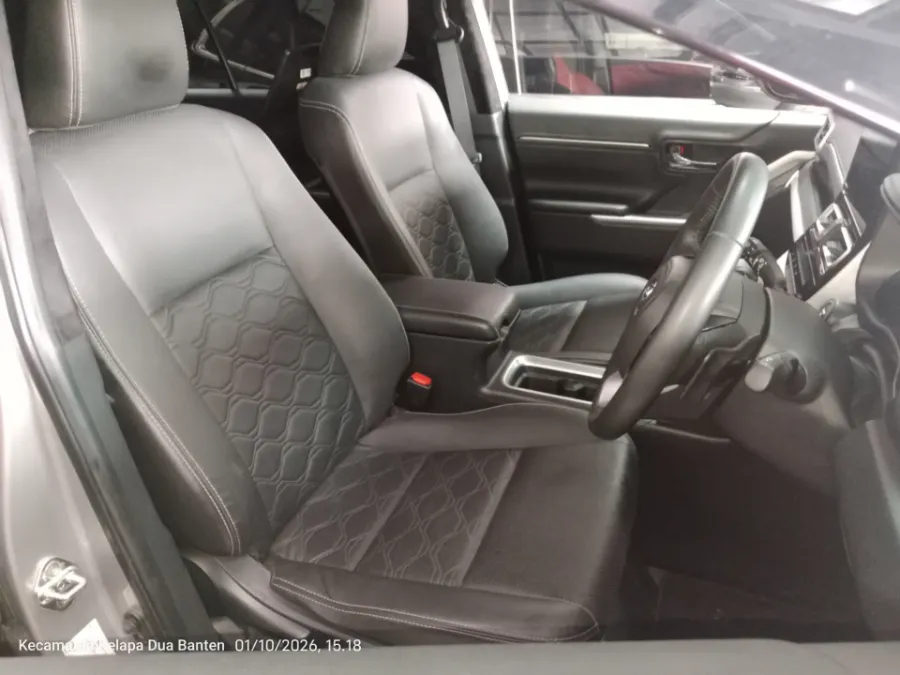 Foto Mobil Bekas Kabin Depan Toyota Kijang Innova 2.0 Zenix Q HV CVT TSS tahun 2023