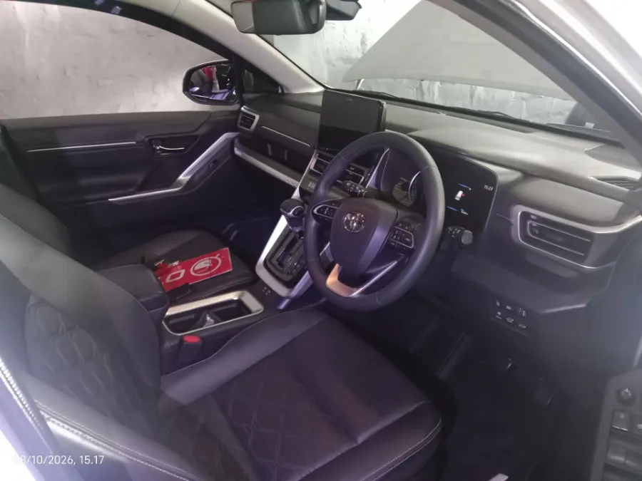 Foto Mobil Bekas Kabin Depan Toyota Kijang Innova 2.0 Zenix Q HV CVT TSS tahun 2023