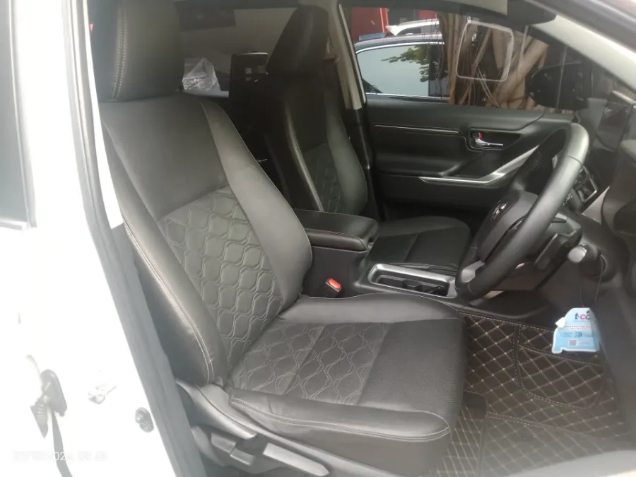 Foto Mobil Bekas Kabin Depan Toyota Kijang Innova 2.0 Zenix Q HV CVT TSS tahun 2023