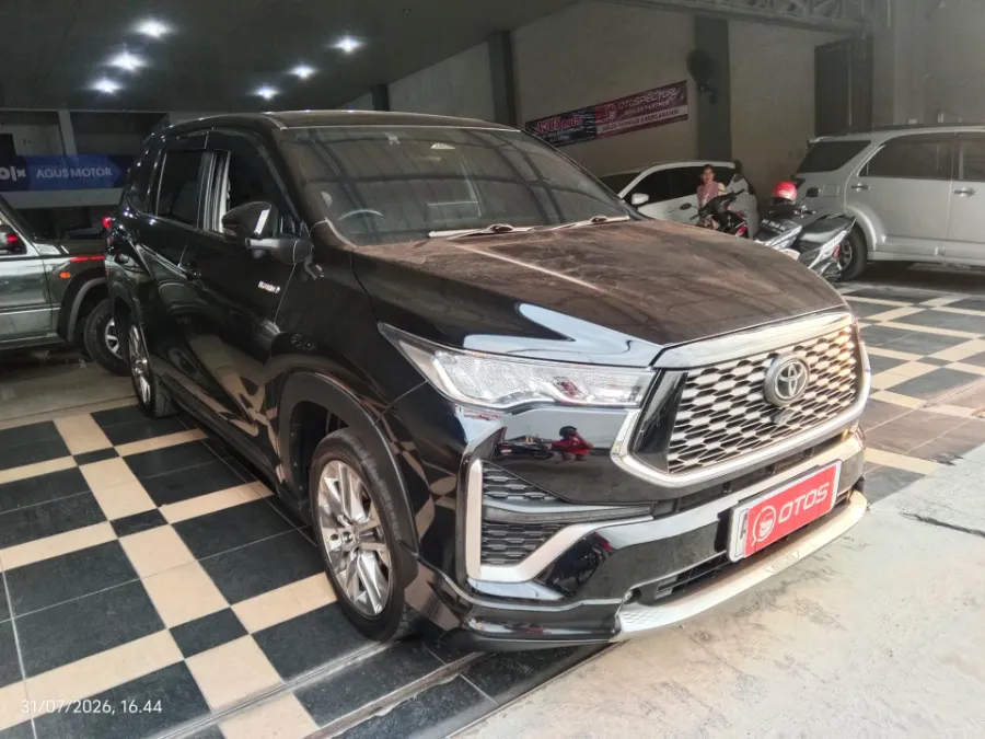 Foto Mobil Bekas Kanan Depan Toyota Kijang Innova 2.0 Zenix Q HV CVT TSS tahun 2023