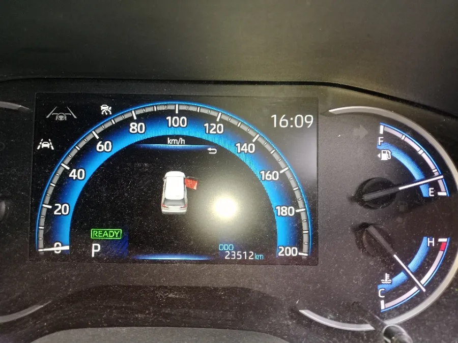 Foto Mobil Bekas Odometer Toyota Kijang Innova 2.0 Zenix Q HV CVT TSS tahun 2023