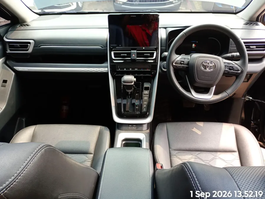 Foto Mobil Bekas Dashboard Toyota Kijang Innova 2.0 Zenix Q HV CVT TSS tahun 2024