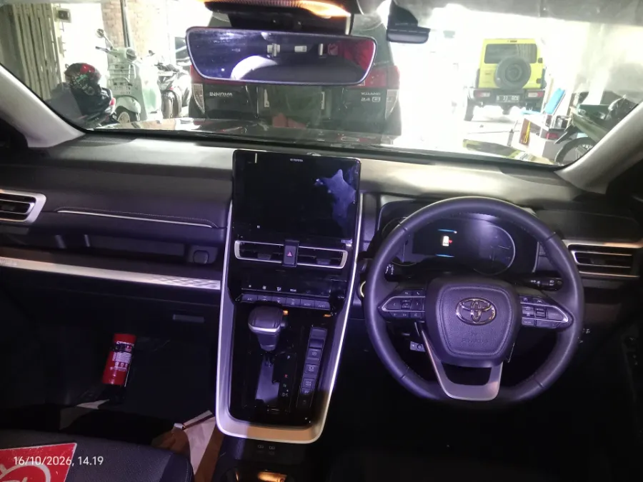 Foto Mobil Bekas Dashboard Toyota Kijang Innova 2.0 Zenix Q HV CVT TSS tahun 2024