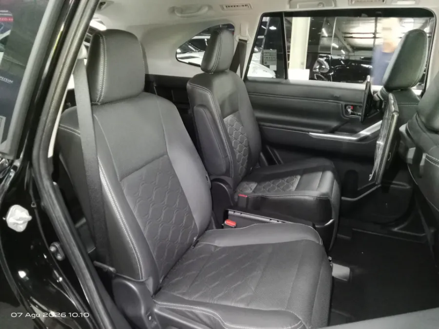 Foto Mobil Bekas Kabin Belakang Toyota Kijang Innova 2.0 Zenix Q HV CVT TSS tahun 2024