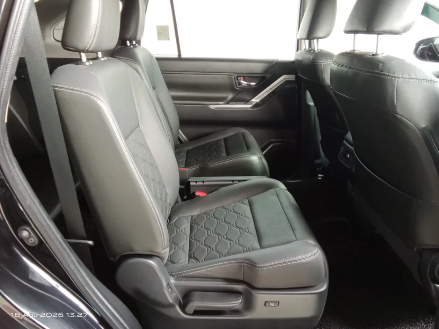 Foto Mobil Bekas Kabin Belakang Toyota Kijang Innova 2.0 Zenix Q HV CVT TSS tahun 2024