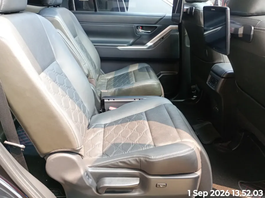 Foto Mobil Bekas Kabin Belakang Toyota Kijang Innova 2.0 Zenix Q HV CVT TSS tahun 2024