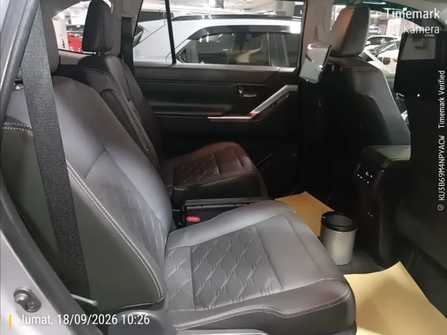 Foto Mobil Bekas Kabin Belakang Toyota Kijang Innova 2.0 Zenix Q HV CVT TSS tahun 2024