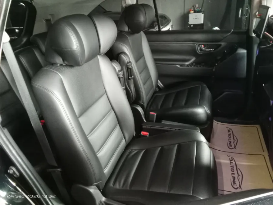 Foto Mobil Bekas Kabin Belakang Toyota Kijang Innova 2.0 Zenix Q HV CVT TSS tahun 2024