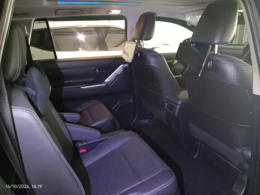Foto Mobil Bekas Kabin Belakang Toyota Kijang Innova 2.0 Zenix Q HV CVT TSS tahun 2024