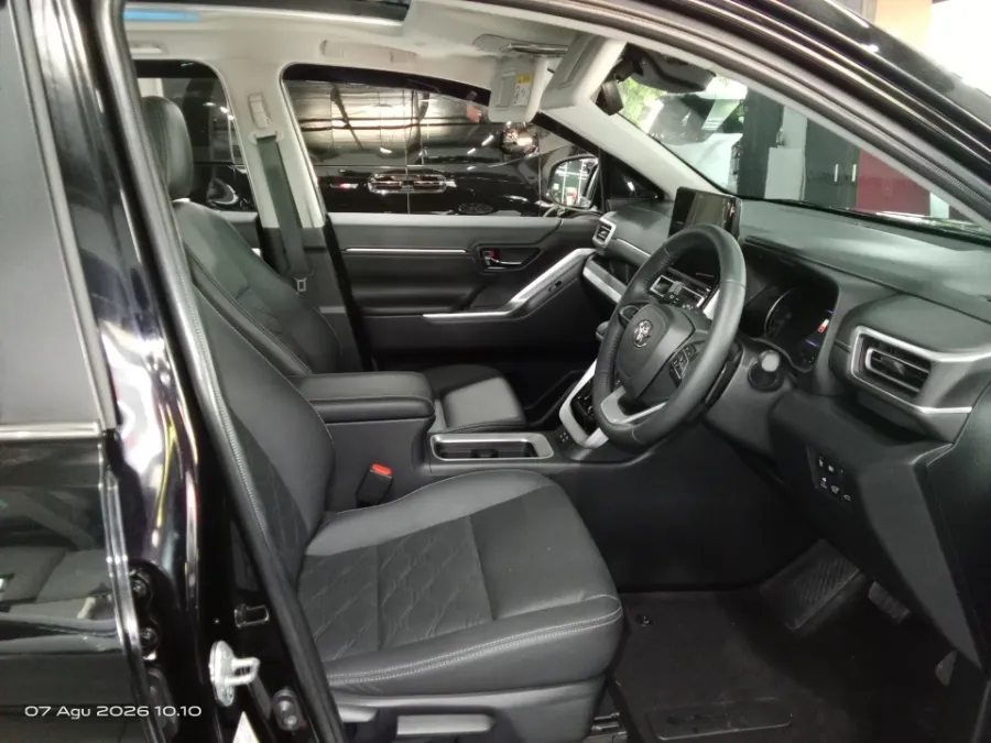 Foto Mobil Bekas Kabin Depan Toyota Kijang Innova 2.0 Zenix Q HV CVT TSS tahun 2024