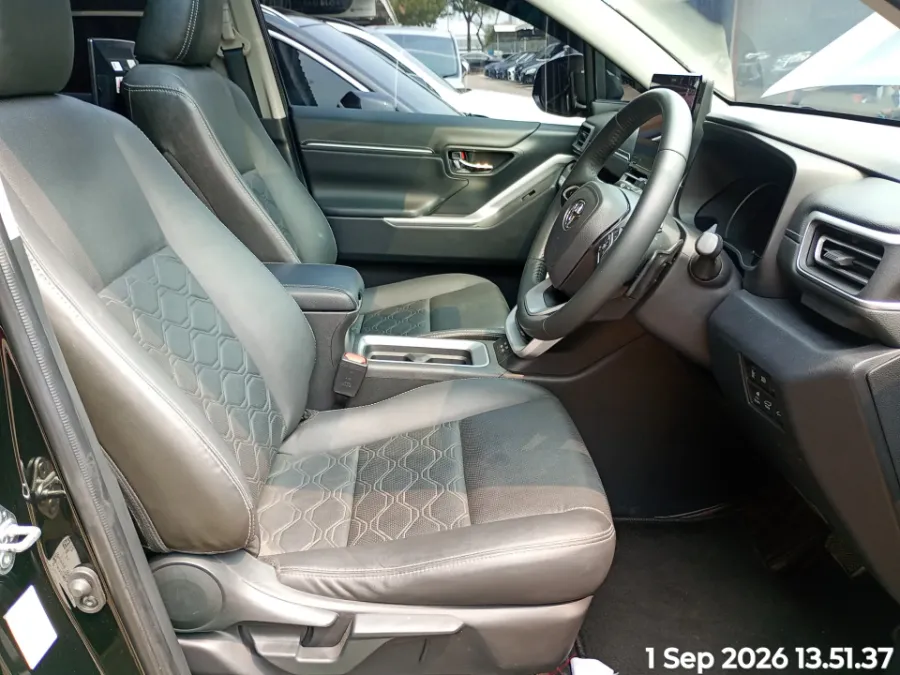 Foto Mobil Bekas Kabin Depan Toyota Kijang Innova 2.0 Zenix Q HV CVT TSS tahun 2024