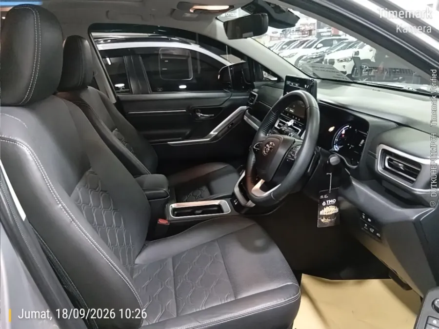 Foto Mobil Bekas Kabin Depan Toyota Kijang Innova 2.0 Zenix Q HV CVT TSS tahun 2024