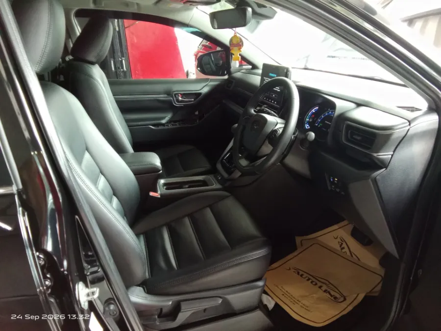 Foto Mobil Bekas Kabin Depan Toyota Kijang Innova 2.0 Zenix Q HV CVT TSS tahun 2024