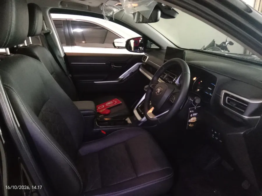 Foto Mobil Bekas Kabin Depan Toyota Kijang Innova 2.0 Zenix Q HV CVT TSS tahun 2024