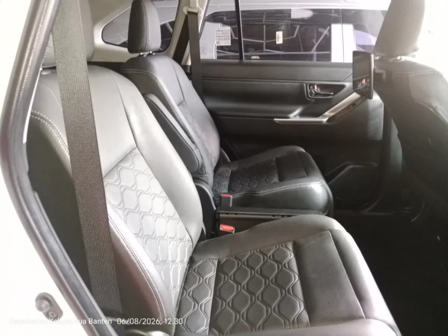 Foto Mobil Bekas Kabin Belakang Toyota Kijang Innova 2.0 Zenix Q HV CVT TSS tahun 2025