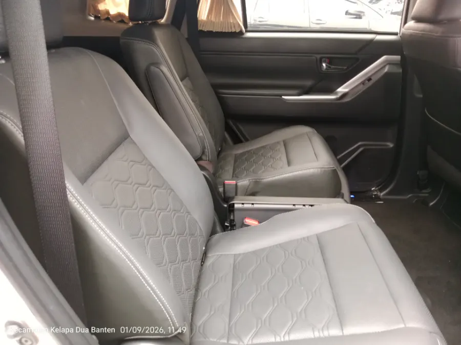 Foto Mobil Bekas Kabin Belakang Toyota Kijang Innova 2.0 Zenix Q HV CVT TSS tahun 2025