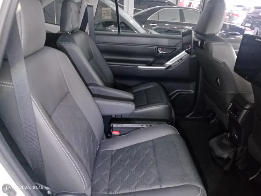 Foto Mobil Bekas Kabin Belakang Toyota Kijang Innova 2.0 Zenix Q HV CVT TSS tahun 2025