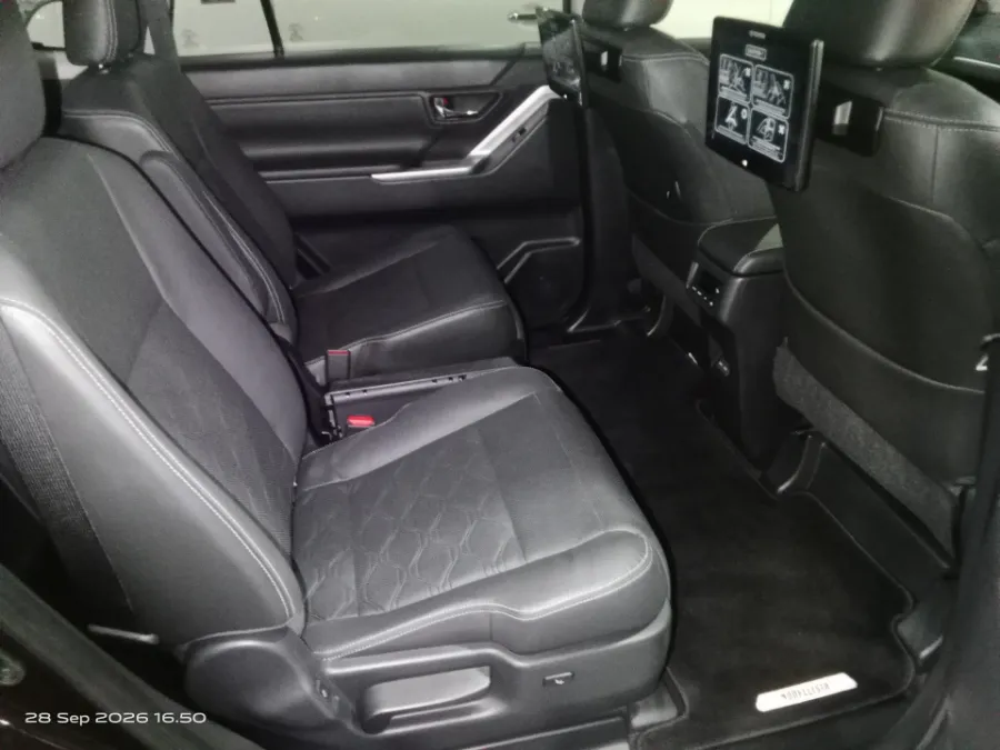 Foto Mobil Bekas Kabin Belakang Toyota Kijang Innova 2.0 Zenix Q HV CVT TSS tahun 2025