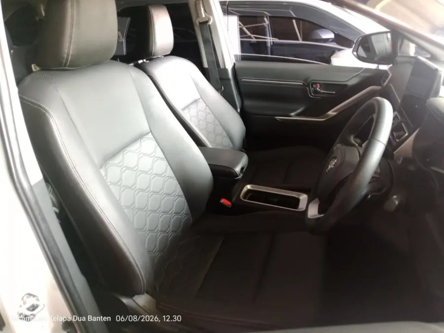Foto Mobil Bekas Kabin Depan Toyota Kijang Innova 2.0 Zenix Q HV CVT TSS tahun 2025