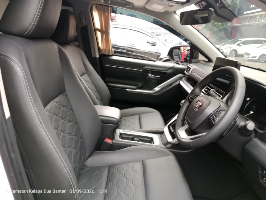 Foto Mobil Bekas Kabin Depan Toyota Kijang Innova 2.0 Zenix Q HV CVT TSS tahun 2025