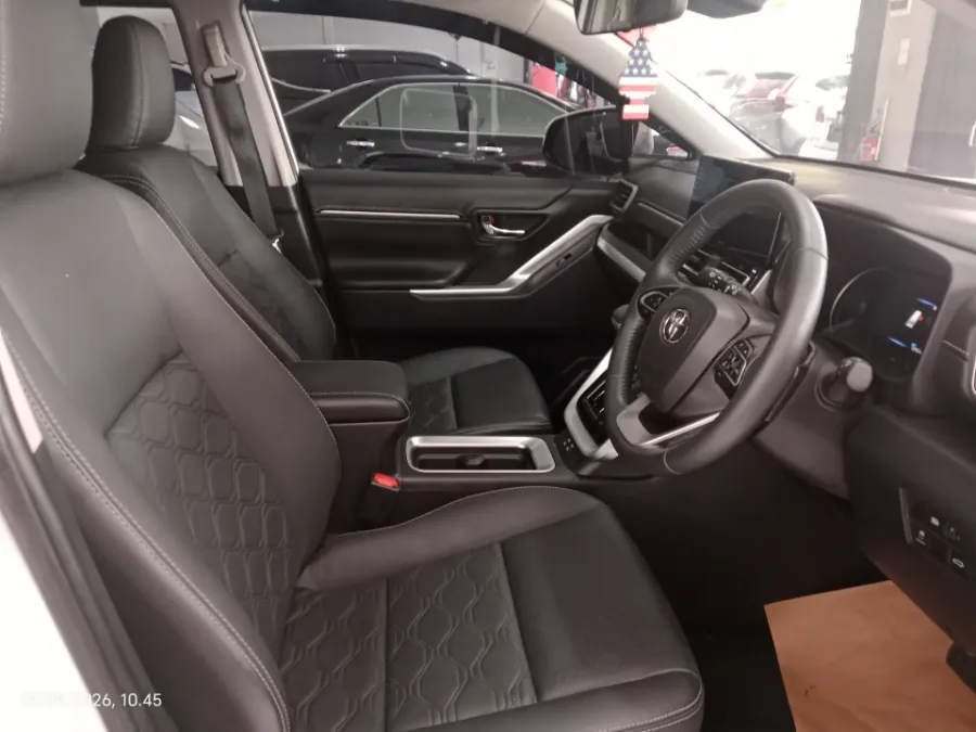 Foto Mobil Bekas Kabin Depan Toyota Kijang Innova 2.0 Zenix Q HV CVT TSS tahun 2025