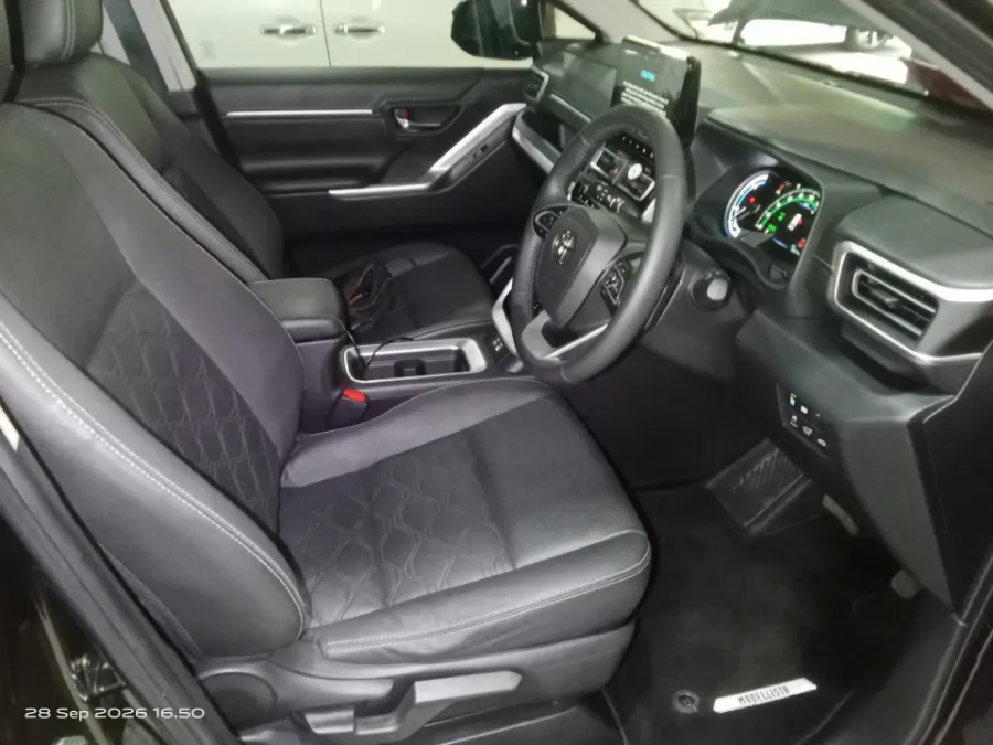 Foto Mobil Bekas Kabin Depan Toyota Kijang Innova 2.0 Zenix Q HV CVT TSS tahun 2025