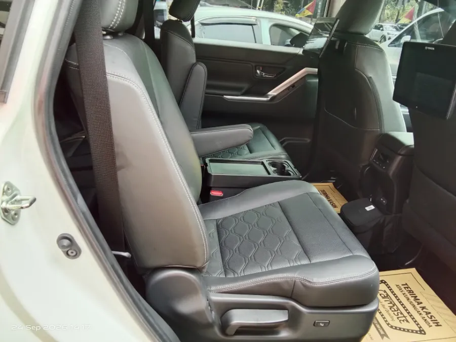 Foto Mobil Bekas Kabin Belakang Toyota Kijang Innova 2.0 Zenix Q HV CVT TSS tahun 2026