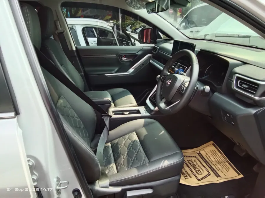 Foto Mobil Bekas Kabin Depan Toyota Kijang Innova 2.0 Zenix Q HV CVT TSS tahun 2026