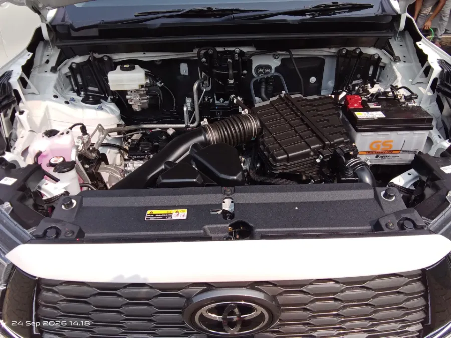 Foto Mobil Bekas Mesin Toyota Kijang Innova 2.0 Zenix Q HV CVT TSS tahun 2026