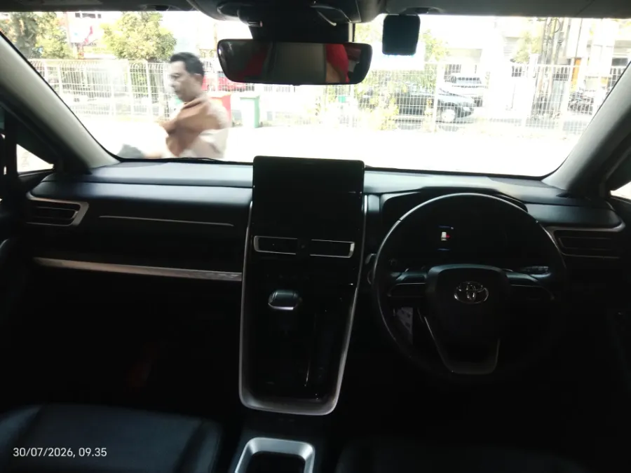 Foto Mobil Bekas Dashboard Toyota Kijang Innova 2.0 Zenix Q HV CVT TSS Modellista tahun 2022