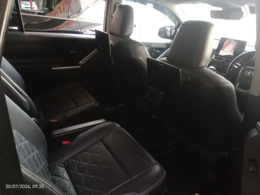 Foto Mobil Bekas Kabin Belakang Toyota Kijang Innova 2.0 Zenix Q HV CVT TSS Modellista tahun 2022