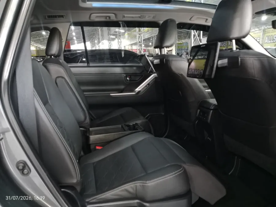 Foto Mobil Bekas Kabin Belakang Toyota Kijang Innova 2.0 Zenix Q HV CVT TSS Modellista tahun 2022