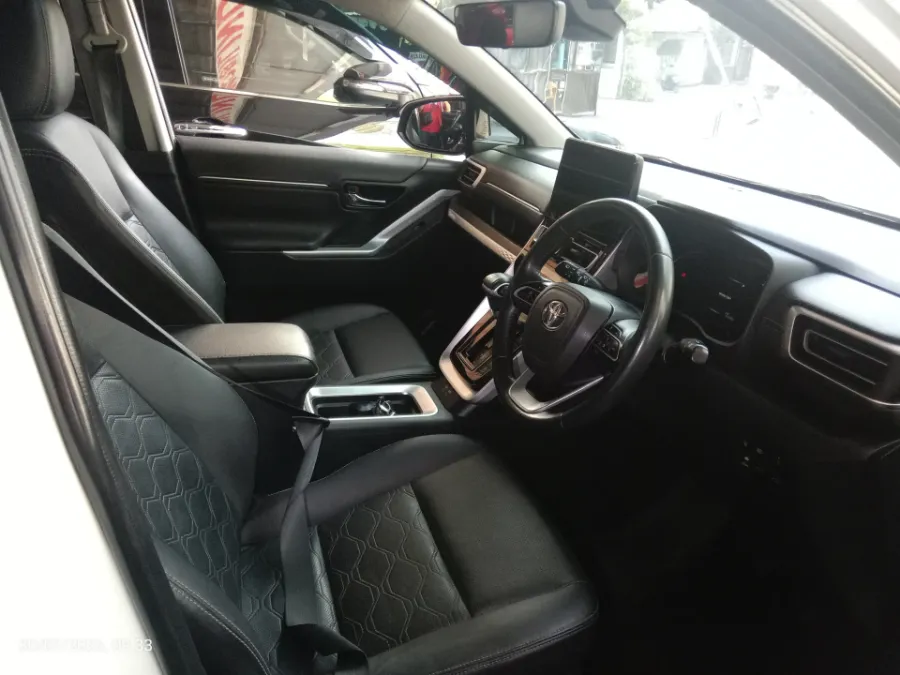 Foto Mobil Bekas Kabin Depan Toyota Kijang Innova 2.0 Zenix Q HV CVT TSS Modellista tahun 2022