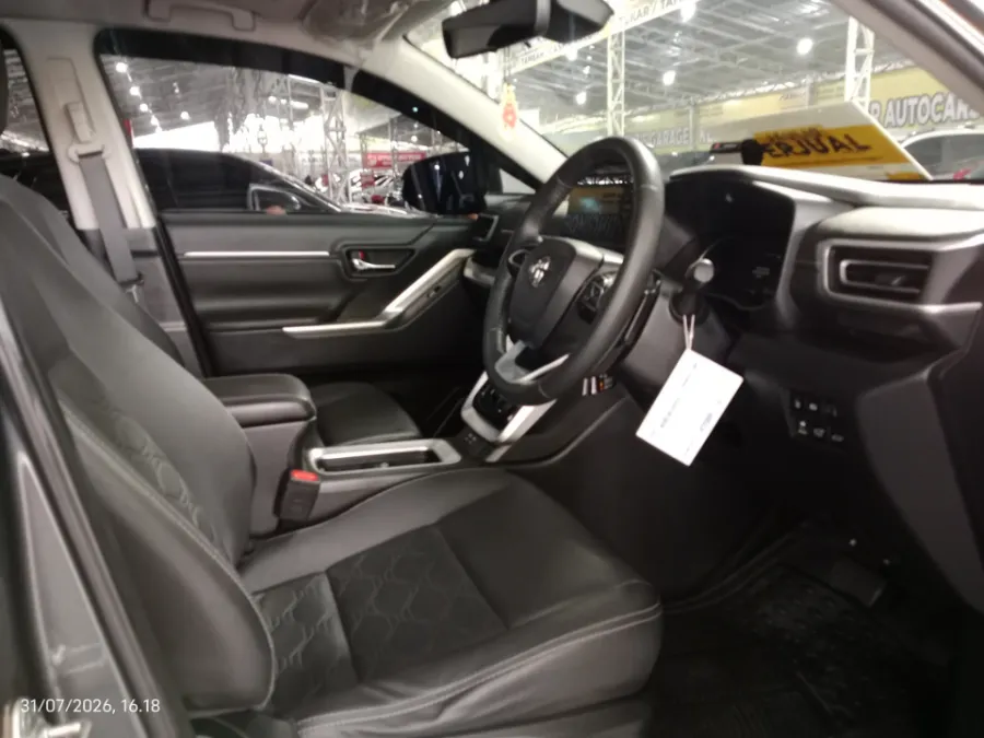 Foto Mobil Bekas Kabin Depan Toyota Kijang Innova 2.0 Zenix Q HV CVT TSS Modellista tahun 2022