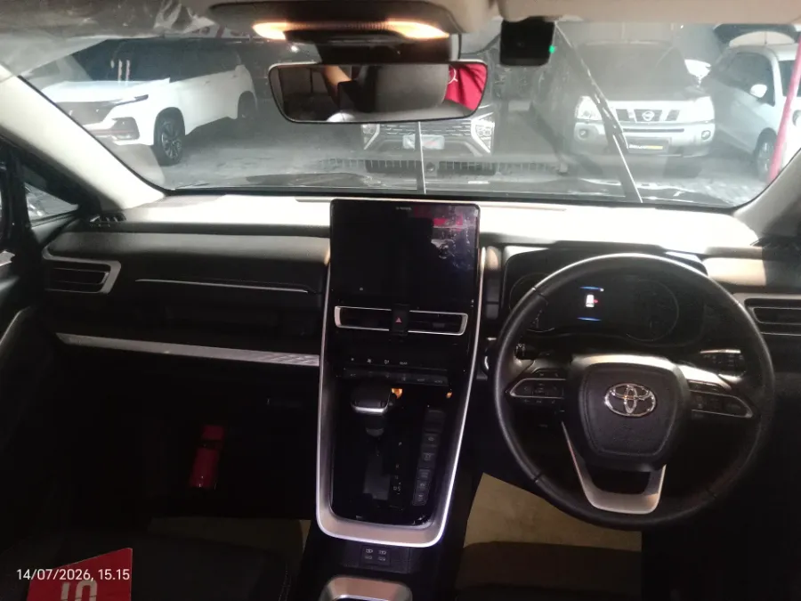 Foto Mobil Bekas Dashboard Toyota Kijang Innova 2.0 Zenix Q HV CVT TSS Modellista tahun 2023