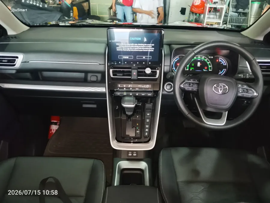 Foto Mobil Bekas Dashboard Toyota Kijang Innova 2.0 Zenix Q HV CVT TSS Modellista tahun 2023