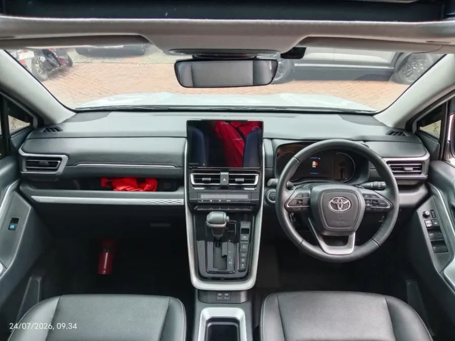 Foto Mobil Bekas Dashboard Toyota Kijang Innova 2.0 Zenix Q HV CVT TSS Modellista tahun 2023